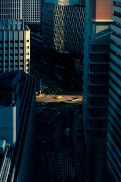 迷雾追踪剧集封面，悬疑风格深色调，城市夜景背景，剧集屋好看推荐内容
